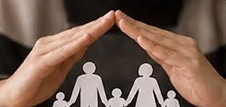 Manos que protegen a una familia